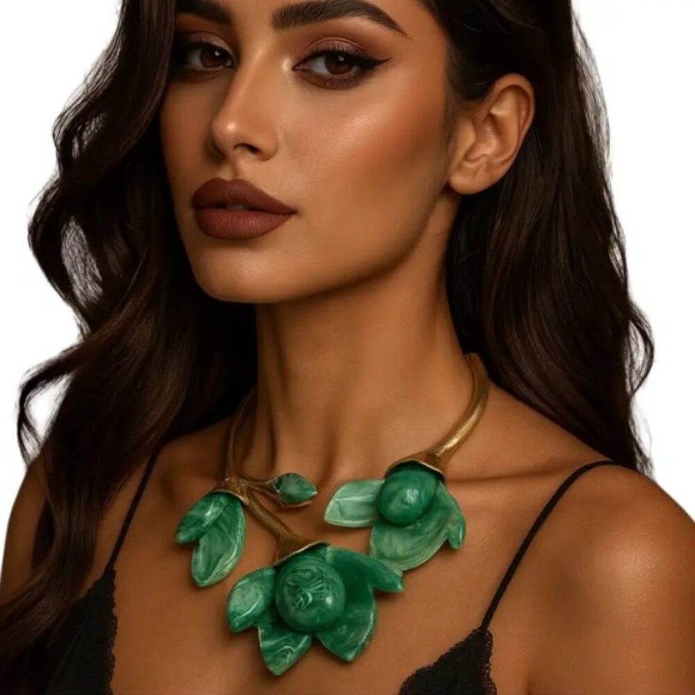 Elegant Green Floral Necklace Q147